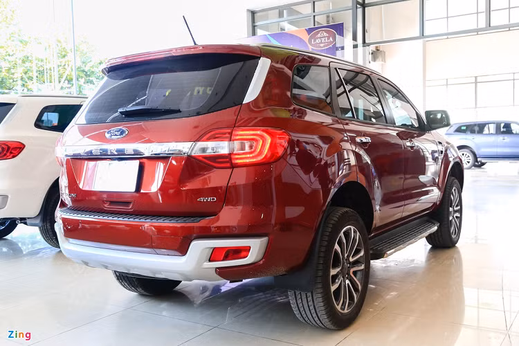 Không có sự thay đổi về động cơ. Bản Everest Titanium cao cấp nhất sử dụng động cơ diesel Bi-Turbo 2.0L, công suất 210 mã lực, mô-men xoắn 500 Nm, kết hợp số tự động 10 cấp và hệ dẫn động bốn bánh toàn thời gian. Các phiên bản còn lại sử dụng động cơ diesel Single Turbo, kết hợp tùy chọn hộp số tự động 10 cấp hoặc số sàn 6 cấp, cùng hệ dẫn động cầu sau. 