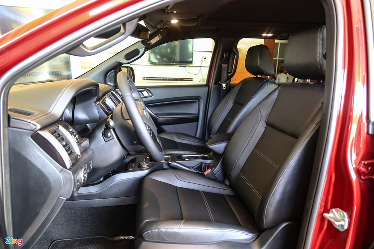 Ở đời 2021, Ford Everest Titanium mới không còn một số trang bị tính năng như chống ồn chủ động. Bù lại, kính xe được cho là cách âm tốt hơn. Ghế lái chỉnh điện 6 hướng thay vì chỉnh 8 hướng như trước.