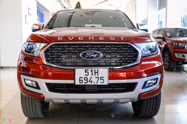 Chỉ vài tuần sau khi được ra mắt tại Thái Lan, Ford Everest 2021 mới đã cập bến đại lý tại Việt Nam. So với phiên bản trước, xe có một số thay đổi nhỏ. Tuy nhiên lô xe đầu tiên về đại lý chỉ có 2 phiên bản là Everest Titanium 4x2 và Everest Titanium 4WD. Các phiên bản Ambiente và Sport sẽ được Ford đưa về Việt Nam trong thời gian tới. Mẫu SUV 7 chỗ có giá dao động từ 999 triệu đồng đến 1,399 tỷ đồng. 