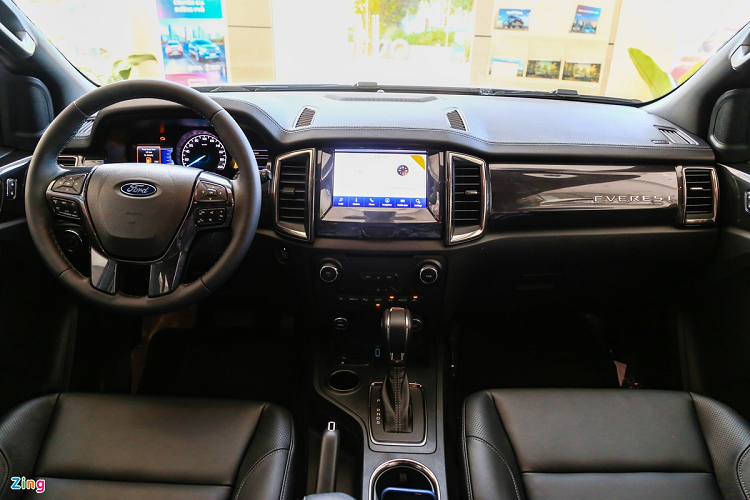 Bên trong xe, Ford Everest 2021 được thiết kế theo kiểu Hydrographic. Nội thất được kết hợp giữa các vật liệu giả gỗ, da, kim loại trên bản Titanium, trong khi bản Ambiente có ghế bọc nỉ. Những tiện nghi trong xe bao gồm hệ thống thông tin giải trí SYNC 3 với màn hình cảm ứng kích thước 8 inch tích hợp Apple CarPlay và Android Auto. Phiên bản Titanium có dàn âm thanh 10 loa. Hệ thống điều hòa 2 vùng là trang bị tiêu chuẩn. 
