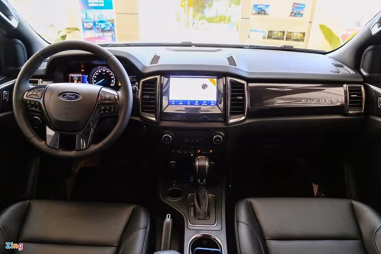 Bên trong xe, Ford Everest 2021 được thiết kế theo kiểu Hydrographic. Nội thất được kết hợp giữa các vật liệu giả gỗ, da, kim loại trên bản Titanium, trong khi bản Ambiente có ghế bọc nỉ. Những tiện nghi trong xe bao gồm hệ thống thông tin giải trí SYNC 3 với màn hình cảm ứng kích thước 8 inch tích hợp Apple CarPlay và Android Auto. Phiên bản Titanium có dàn âm thanh 10 loa. Hệ thống điều hòa 2 vùng là trang bị tiêu chuẩn. 
