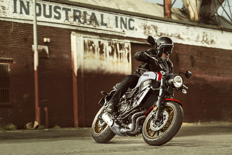 Mẫu xe Yamaha XSR700 2020 vừa được giới thiệu dành cho thị trường Mỹ. Mẫu xe thuộc dòng sản phẩm Sport Heritage của Yamaha có thiết kế hoài cổ tương tự như đàn anh XSR900 đi cùng những công nghệ vận hành chia sẻ từ chiếc Yamaha MT-07.