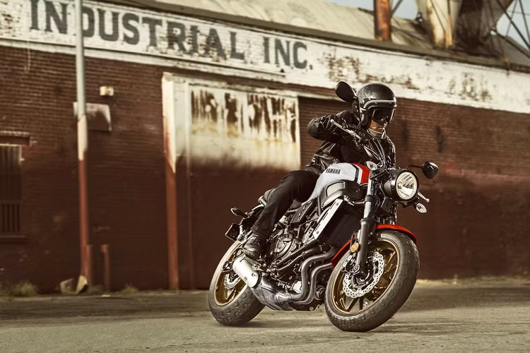 Mẫu xe Yamaha XSR700 2020 vừa được giới thiệu dành cho thị trường Mỹ. Mẫu xe thuộc dòng sản phẩm Sport Heritage của Yamaha có thiết kế hoài cổ tương tự như đàn anh XSR900 đi cùng những công nghệ vận hành chia sẻ từ chiếc Yamaha MT-07.