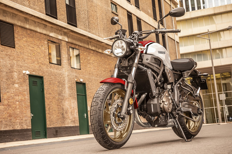 Yamaha không mang đến nâng cấp nào về mặt trang bị hay tính năng cho XSR700 2020 so với phiên bản cũ. Xe vẫn sử dụng đèn chiếu sáng và đèn xi-nhan kiểu Halogen, riêng đèn hậu là một cụm LED tròn. Khung sườn được thiết kế theo dạng mắt cáo kết hợp cùng động cơ đóng vai trò là một phần chịu lực chính.