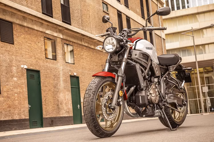 Yamaha không mang đến nâng cấp nào về mặt trang bị hay tính năng cho XSR700 2020 so với phiên bản cũ. Xe vẫn sử dụng đèn chiếu sáng và đèn xi-nhan kiểu Halogen, riêng đèn hậu là một cụm LED tròn. Khung sườn được thiết kế theo dạng mắt cáo kết hợp cùng động cơ đóng vai trò là một phần chịu lực chính.