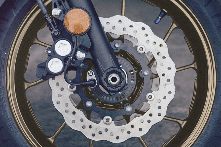 Phanh đĩa đôi ở bánh trước có đường kính 282 mm đi cùng cụm phanh 4 piston, phanh đĩa đơn bánh sau nhỏ hơn với đường kính 245 mm. Bộ mâm hợp kim đúc kích thước 17 inch. Lốp trước sau đều là loại không xăm, kích cỡ lần lượt là 120/70 và 180/55.