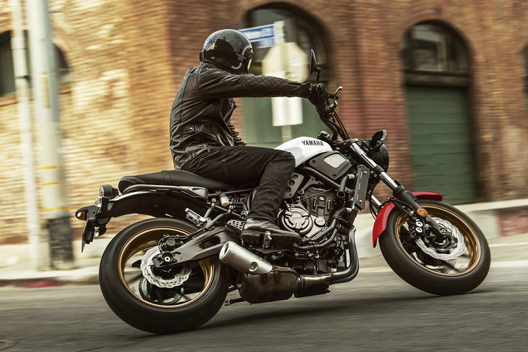 Xe có chiều cao yên ở mức 835 mm và cân nặng đạt 186 kg khi đổ đầy nhiên liệu và dầu bôi trơn. Các thông số này nhìn chung thích hợp để người cao 1,70 m điều khiển XSR700.