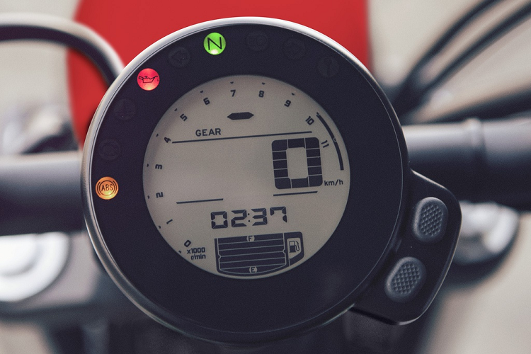 Chi tiết có phong cách hiện đại nhất trên XSR700 là cụm đồng hồ kỹ thuật số đơn sắc. Các thông tin vận hành quan trọng của xe được hiển thị đầy đủ bao gồm vòng tua, vận tốc, vị trí số, mức xăng, báo giờ...