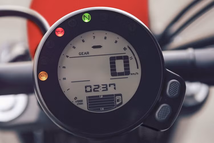 Chi tiết có phong cách hiện đại nhất trên XSR700 là cụm đồng hồ kỹ thuật số đơn sắc. Các thông tin vận hành quan trọng của xe được hiển thị đầy đủ bao gồm vòng tua, vận tốc, vị trí số, mức xăng, báo giờ...
