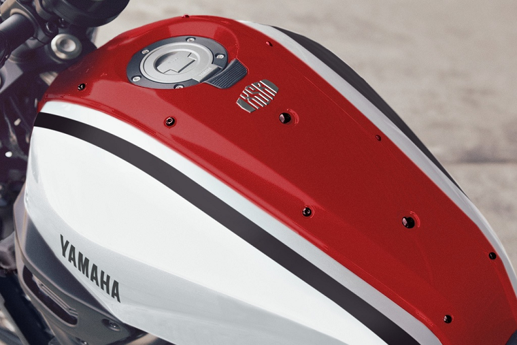 Kích thước dài x rộng x cao của XSR700 là 2.075 x 820 x 1.130 mm, chiều dài cơ sở 1.405 mm và khoảng sáng gầm 140 mm. Bình xăng được làm từ nhôm, tạo hình giọt nước và có dung tích 14 lít.