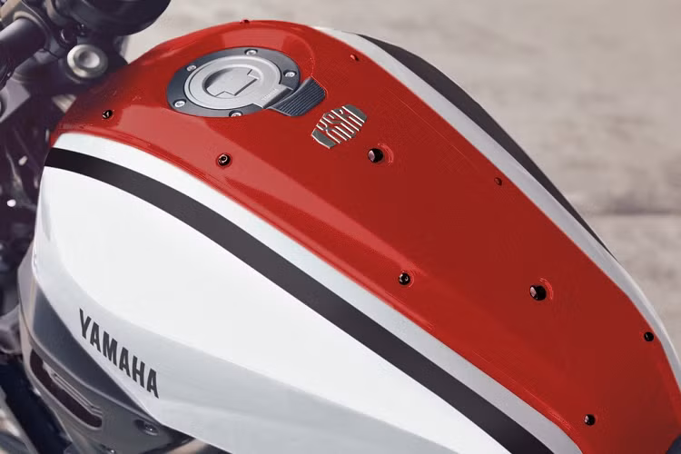 Kích thước dài x rộng x cao của XSR700 là 2.075 x 820 x 1.130 mm, chiều dài cơ sở 1.405 mm và khoảng sáng gầm 140 mm. Bình xăng được làm từ nhôm, tạo hình giọt nước và có dung tích 14 lít.