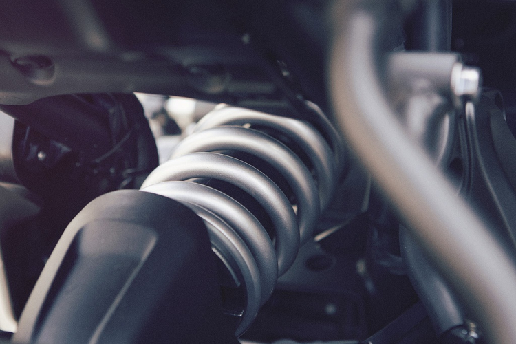 Hệ thống treo của XSR700 bao gồm phuộc ống lồng đôi ở phía trước và phuộc lò xo trụ đơn ở phía sau.