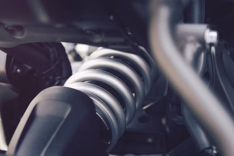 Hệ thống treo của XSR700 bao gồm phuộc ống lồng đôi ở phía trước và phuộc lò xo trụ đơn ở phía sau.