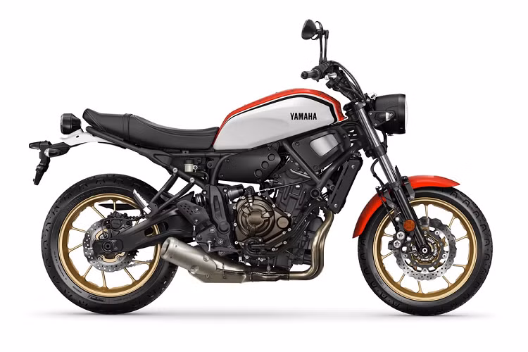 Ở đời 2020, Yamaha XSR700 có 2 phiên bản màu mới là trắng phối sọc đen đỏ và đen nhám. Đi cùng đó mâm xe được phối màu vàng đồng lạ mắt. Dự kiến XSR700 mới sẽ bắt đầu có mặt tại các đại lý từ tháng 2 năm nay.