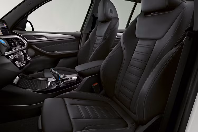 Khách mua xe có thể yêu cầu thêm hệ thống âm thanh BMW IconicSounds Electric, sản phẩm hợp tác giữa BMW và Hans Zimmer.