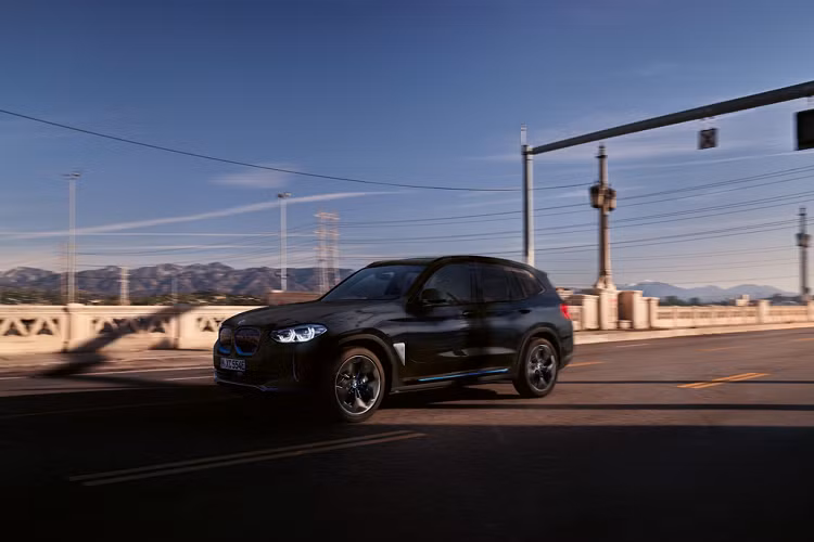 Nội thất BMW iX3 2021 mới được bọc da Vernasca với 4 tùy chọn màu sắc, cùng bảng điều khiển Sensatec, đèn nội thất và ghế chỉnh điện.