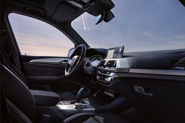 Các tính năng như sạc không dây cho smartphone, ghế trước sưởi, gói công nghệ trợ lái mới nhất của BMW (trợ giúp lái xe chuyên nghiệp, hỗ trợ đỗ xe, hệ thống BMW Live Cockpit Professional) là tùy chọn thêm.