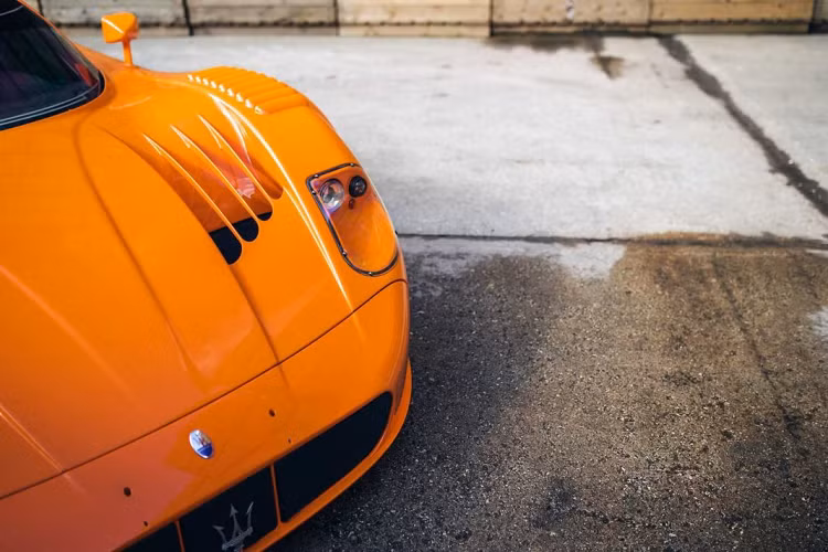 Giống với Ferrari FXX, Maserati MC12 và biến thể MC12 Corsa được phát triển trên nền tảng của Enzo Ferrari và được sản xuất bởi chính Ferrari. Ở phiên bản đường phố, động cơ V12 6.0 lít trên MC12 Corsa sản sinh 621 mã lực nhưng trên bản đua (Versione Corse), chiếc xe có công suất cực đại 745 mã lực và mô-men xoắn 740 Nm.