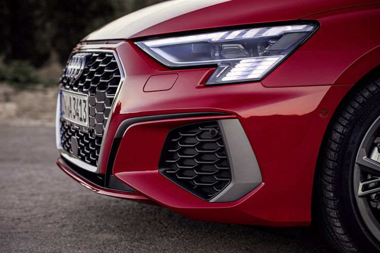 Audi A3 thế hệ thứ 4 sở hữu chiều dài 4.340 mm, chiều rộng 1.820 mm – tăng 30 mm so với thế hệ trước. Tuy nhiên chiều cao và chiều dài trục cơ sở vẫn giữ nguyên, lần lượt đạt mức 1.430 mm và 2.640 mm. Khoang hành lý của xe có dung tích 380 lít, tuy nhiên nếu gập tựa lưng hàng ghế thứ 2, dung tích khoang hành lý có thể tăng đến 1.200 lít.