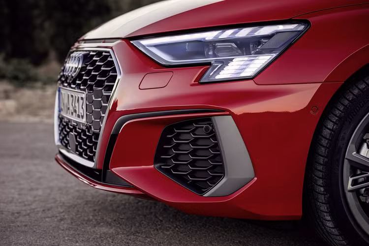 Audi A3 thế hệ thứ 4 sở hữu chiều dài 4.340 mm, chiều rộng 1.820 mm – tăng 30 mm so với thế hệ trước. Tuy nhiên chiều cao và chiều dài trục cơ sở vẫn giữ nguyên, lần lượt đạt mức 1.430 mm và 2.640 mm. Khoang hành lý của xe có dung tích 380 lít, tuy nhiên nếu gập tựa lưng hàng ghế thứ 2, dung tích khoang hành lý có thể tăng đến 1.200 lít.