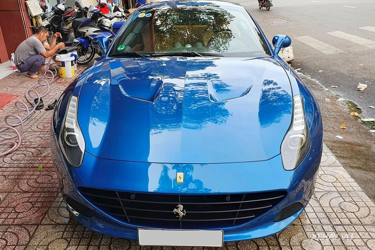 Theo giới mê xe, giá xe Ferrari California T đầu tiên về Việt Nam từng được bán ra khoảng 500.000 USD (tương đương 11,6 tỷ đồng).