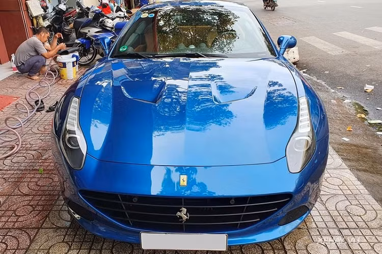 Theo giới mê xe, giá xe Ferrari California T đầu tiên về Việt Nam từng được bán ra khoảng 500.000 USD (tương đương 11,6 tỷ đồng).