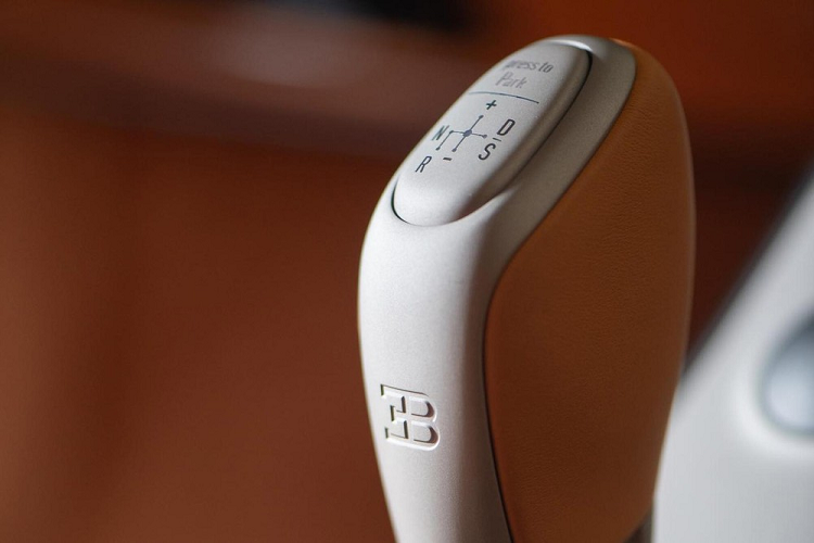 Ngoài màu xám, chiếc siêu xe triệu đô Bugatti Divo đầu tiên đến Mỹ còn có nhiều chi tiết hoàn thành sợi carbon bóng để vừa tạo điểm nhấn cũng như mang đến trọng lượng lý tưởng nhất cho xe. Bên hông chiếc Bugatti Divo đầu tiên đến Mỹ còn có Quốc kỳ của Pháp và bộ mâm đa chấu kép sơn 2 tông màu tương phản.