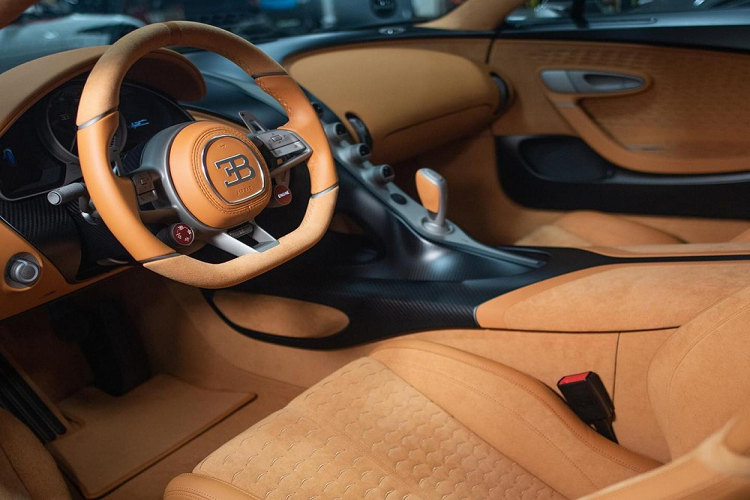 Mẫu giá siêu xe Bugatti Divo khởi điểm là 5,8 triệu đô la (tương đương 135 tỷ đồng). Như vậy, Divo hiện là chiếc siêu xe đắt nhất của hãng xe Pháp từng tạo ra. Trước đó, danh hiệu này thuộc về chiếc xe Bugatti Chiron Sport 110 Ans Edition với giá bán được cho hơn 3,26 triệu đô la.