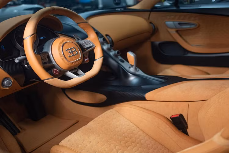 Mẫu giá siêu xe Bugatti Divo khởi điểm là 5,8 triệu đô la (tương đương 135 tỷ đồng). Như vậy, Divo hiện là chiếc siêu xe đắt nhất của hãng xe Pháp từng tạo ra. Trước đó, danh hiệu này thuộc về chiếc xe Bugatti Chiron Sport 110 Ans Edition với giá bán được cho hơn 3,26 triệu đô la.