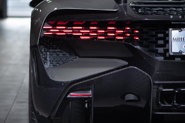 Tuy nhiên, ngay khi được vén màn lần đầu tiên tại sự kiện Pebble Beach Concours d’Elegance vào tháng 8, Bugatti Divo đã gây thất vọng cho không ít các tay lái tốc độ khi đã bị loại bỏ chế độ lái Top Speed nổi tiếng. Điều này cũng đồng nghĩa với việc khối động cơ W16, dung tích 8.0 lít, đi kèm 4 bộ tăng áp, tạo ra công suất tối đa 1.500 mã lực và mô-men xoắn cực đại 1.600 Nm của Divo chỉ có thể đạt tốc độ tối đa 380 km/h.