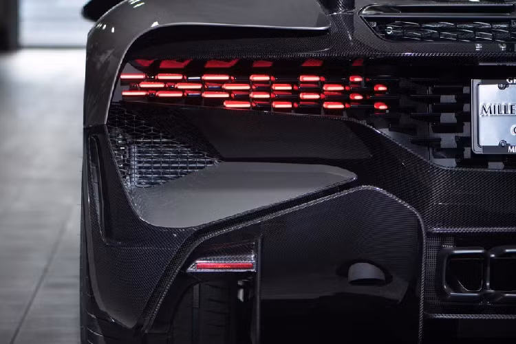 Tuy nhiên, ngay khi được vén màn lần đầu tiên tại sự kiện Pebble Beach Concours d’Elegance vào tháng 8, Bugatti Divo đã gây thất vọng cho không ít các tay lái tốc độ khi đã bị loại bỏ chế độ lái Top Speed nổi tiếng. Điều này cũng đồng nghĩa với việc khối động cơ W16, dung tích 8.0 lít, đi kèm 4 bộ tăng áp, tạo ra công suất tối đa 1.500 mã lực và mô-men xoắn cực đại 1.600 Nm của Divo chỉ có thể đạt tốc độ tối đa 380 km/h.