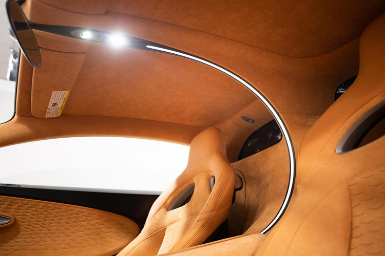 Hiện hãng siêu xe Pháp đã bắt đầu giao hàng dòng xe Divo và chiếc Bugatti Divo đầu tiên đã được vận chuyển đến Mỹ thông qua đại lý siêu xe Miller Motorcars. Chiếc Bugatti Divo đầu tiên đến Mỹ có màu sơn xám rất giống mã màu Grigio Ferro nổi tiếng của hãng Ferrari.