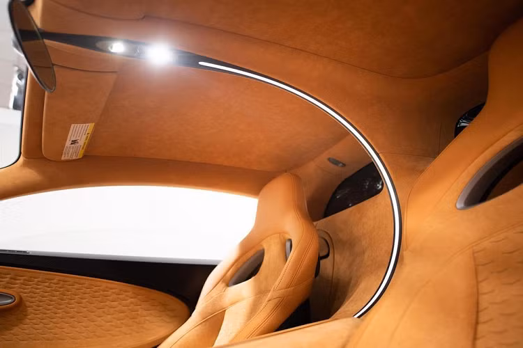 Hiện hãng siêu xe Pháp đã bắt đầu giao hàng dòng xe Divo và chiếc Bugatti Divo đầu tiên đã được vận chuyển đến Mỹ thông qua đại lý siêu xe Miller Motorcars. Chiếc Bugatti Divo đầu tiên đến Mỹ có màu sơn xám rất giống mã màu Grigio Ferro nổi tiếng của hãng Ferrari.