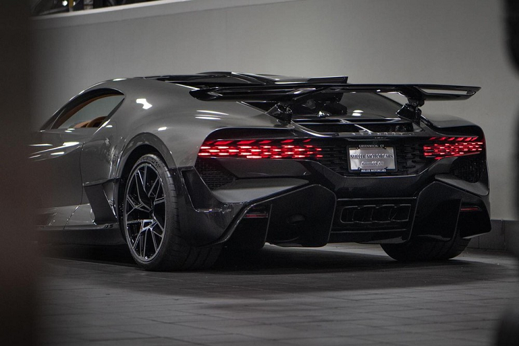 Bugatti Divo còn được lắp thêm thanh ba-bô-lê (side skirt) khí động học, vây cá trung tâm và cánh gió đuôi mới có tác dụng như phanh khí cho Divo. Cánh gió đuôi của Bugatti Divo rộng hơn 23% so với loại trên Chiron, từ đó cải thiện đáng kể lực ép xuống mặt đường và hiệu suất phanh.