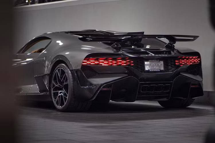 Bugatti Divo còn được lắp thêm thanh ba-bô-lê (side skirt) khí động học, vây cá trung tâm và cánh gió đuôi mới có tác dụng như phanh khí cho Divo. Cánh gió đuôi của Bugatti Divo rộng hơn 23% so với loại trên Chiron, từ đó cải thiện đáng kể lực ép xuống mặt đường và hiệu suất phanh.