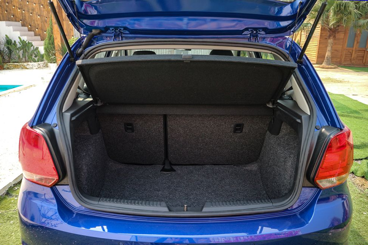 Về ngoại hình, phần đầu của Volkswagen Polo 2020 mới trở nên ấn tượng hơn với lưới tản nhiệt mới chuyển từ dạng thanh nan nằm ngang sang kiểu tổ ong, cùng với đó là bộ body kit bao gồm ốp lườn 2 bên, cản trước.