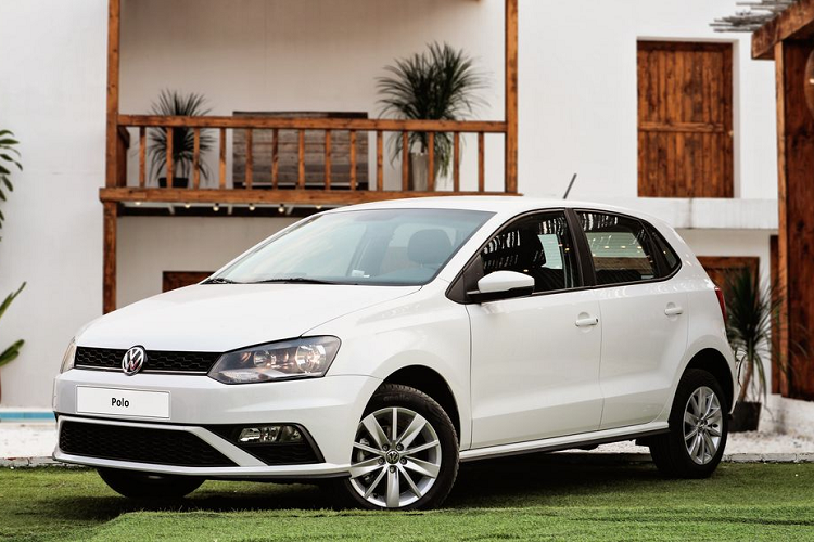Ngoài ra, các trang bị thể thao cũng giúp xe có một diện mạo hầm hố và hiện đại hơn rất nhiều so với trước đây. Volkswagen Polo 2020 cũng được trang bị mâm hợp kim đa chấu kích cỡ 15 inch với thiết kế mới. Xe được phân phối với 8 tùy chọn màu sắc ngoại thất bao gồm: Trắng Candy, Đỏ Flash, Xanh Lapiz, Xám Carbon, Đen Deep, Nâu Toffee, Bạc Metallic và Đỏ Sunset.