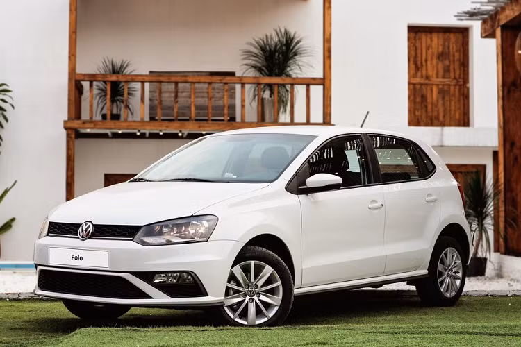 Ngoài ra, các trang bị thể thao cũng giúp xe có một diện mạo hầm hố và hiện đại hơn rất nhiều so với trước đây. Volkswagen Polo 2020 cũng được trang bị mâm hợp kim đa chấu kích cỡ 15 inch với thiết kế mới. Xe được phân phối với 8 tùy chọn màu sắc ngoại thất bao gồm: Trắng Candy, Đỏ Flash, Xanh Lapiz, Xám Carbon, Đen Deep, Nâu Toffee, Bạc Metallic và Đỏ Sunset.