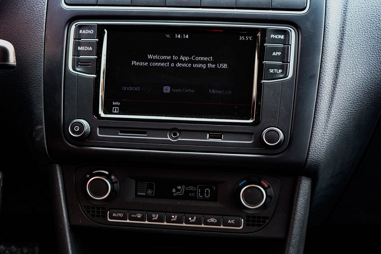 Bên dưới nắp ca-pô, Volkswagen vẫn sử dụng khối động cơ 4 xy-lanh, dung tích 1.6L, hút khí tự nhiên, cho công suất 105 mã lực và mô-men xoắn cực đại đạt 153 Nm, kèm với đó là hộp số tự động 6 cấp có tích hợp số S thể thao. Các trang bị an toàn cũng được giữ nguyên như phiên bản cũ không có gì thay đổi.