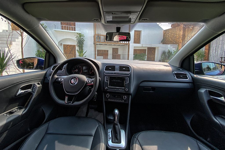 Thiết kế nội thất của xe không có gì thay đổi so với trước đây. Điểm mới chính là sự xuất hiện của nút điều chỉnh chức năng ga tự động Cruise Control trên vô lăng của xe. Ở khu vực trung tâm vẫn là màn hình giải trí dạng cảm ứng kích cỡ 6,5 inch tích hợp với camera lùi.