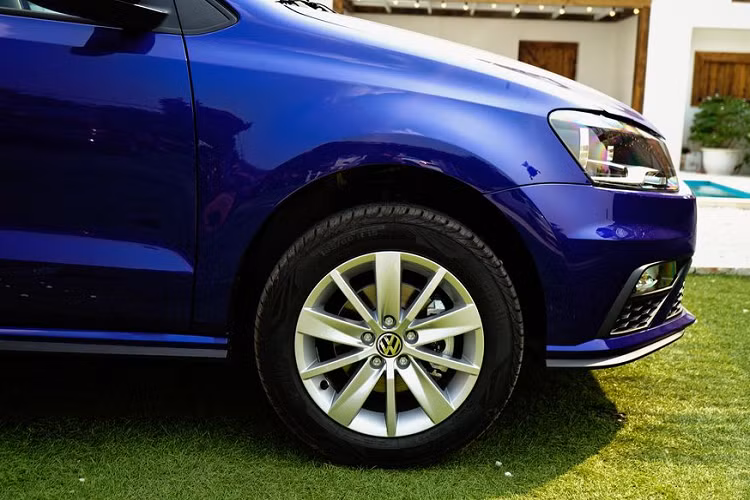 Volkswagen Polo thế hệ đầu tiên được ra đời từ những năm 1975. Trải qua 45 năm lịch sử, Polo đã dần khẳng định được tên tuổi và uy tín của mình trong làng xe thế giới. Theo Volkswagen, đã có tổng cộng 16 triệu chiếc Polo được xuất xưởng kể từ ngày đầu tiên.