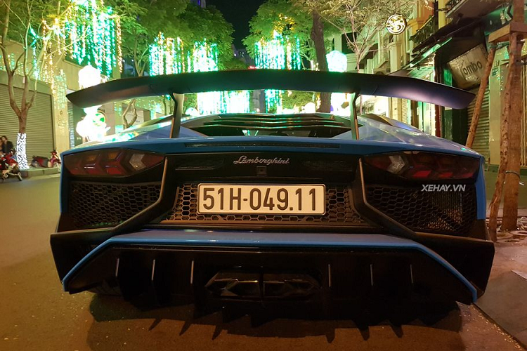 Nhờ ứng dụng vật liệu sợi carbon, Aventador SV coupe có trọng lượng nhẹ hơn 50kg so với bản tiêu chuẩn. Bên cạnh đó, hệ thống giảm chấn thích ứng là trang bị tiêu chuẩn trên phiên bản SV. Các cảm biến sẽ điều chỉnh độ cứng giảm xóc tuỳ thuộc vào tốc độ, điều kiện đường sá…