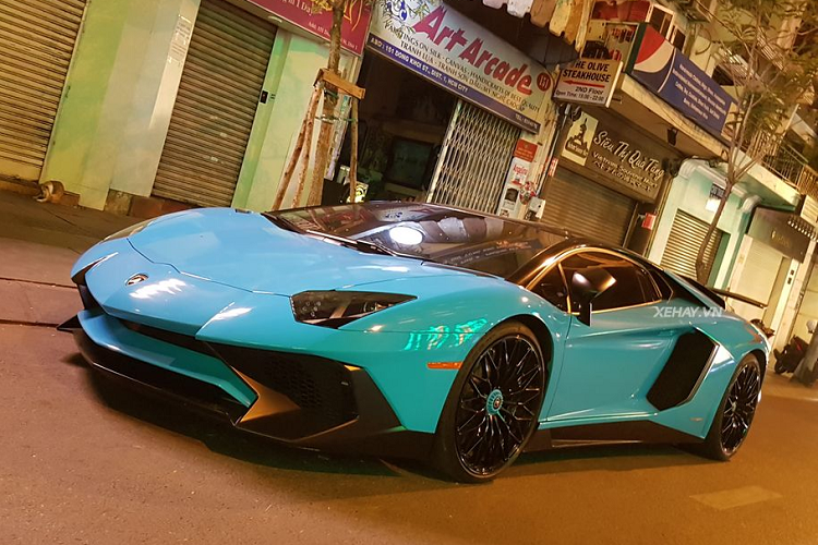 "Trái tim" của Lamborghini Aventador LP750-4 SV là khối động cơ V12, dung tích 6.5 lít mang đến công suất 750 mã lực với mô-men xoắn 690 Nm cho phép xe tăng tốc từ 0-100km/h chỉ trong 2,8 giây trước khi đạt vận tốc đối đa 350 km/h. Giá xe Lamborghini Aventador LP750-4 SV lúc mới về nước được rao bán với mức hơn 30 tỷ đồng.