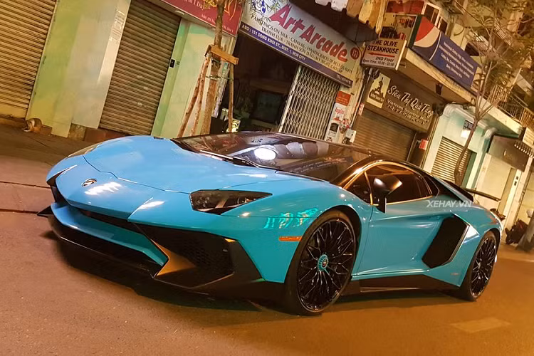 "Trái tim" của Lamborghini Aventador LP750-4 SV là khối động cơ V12, dung tích 6.5 lít mang đến công suất 750 mã lực với mô-men xoắn 690 Nm cho phép xe tăng tốc từ 0-100km/h chỉ trong 2,8 giây trước khi đạt vận tốc đối đa 350 km/h. Giá xe Lamborghini Aventador LP750-4 SV lúc mới về nước được rao bán với mức hơn 30 tỷ đồng.