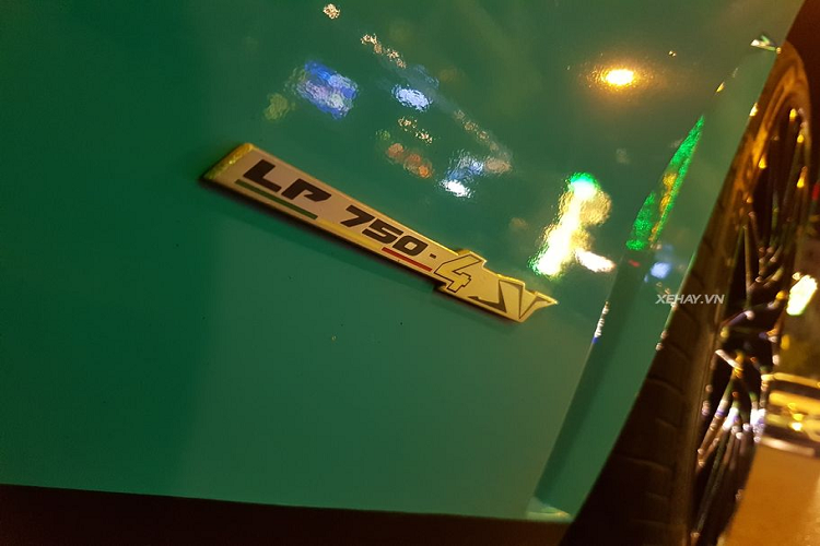 Với số lượng xe ít ỏi, cộng với vẻ đẹp vốn có cùng uy lực khủng khiếp, siêu phẩm Lamborghini Aventador LP750-4 SV dễ dàng "đốn gục" mọi con tim yêu xe chỉ ngay trong lần đầu tiên chạm mặt.