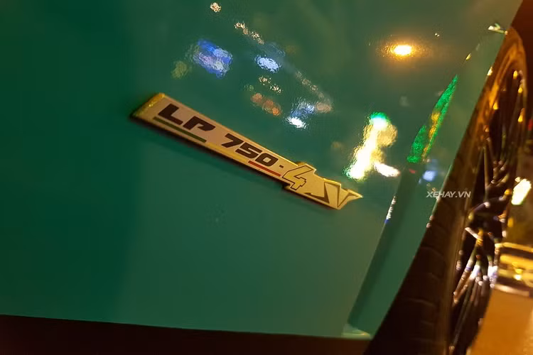 Với số lượng xe ít ỏi, cộng với vẻ đẹp vốn có cùng uy lực khủng khiếp, siêu phẩm Lamborghini Aventador LP750-4 SV dễ dàng "đốn gục" mọi con tim yêu xe chỉ ngay trong lần đầu tiên chạm mặt.