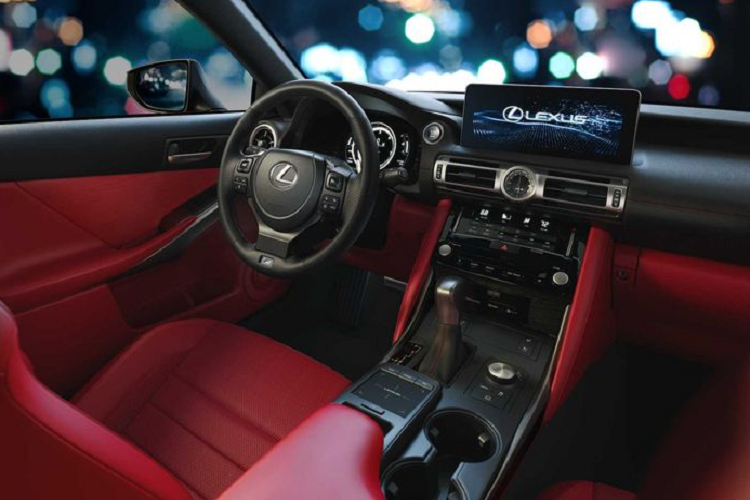 Lexus IS 2021 vẫn sở hữu dải động cơ giống hệt đời cũ, cùng các con số sức mạnh. Cụ thể, bản IS 300 cơ sở dùng động cơ tăng áp 2.0L 4 xi-lanh, dẫn động cầu sau (RWD) tiếp tục cho công suất 241 mã lực và mô-men xoắn cực đại 350Nm.Trong khi đó, IS 300 dẫn động 4 bánh toàn thời gian (AWD) có động cơ V6 3.5L mạnh hơn 260 mã lực và 320Nm. Đứng đầu là phiên bản Lexus IS 350 (có cả RWD và AWD), với động cơ V6 3.5L sản sinh công suất 311 mã lực và mô-men xoắn cực đại 380Nm.