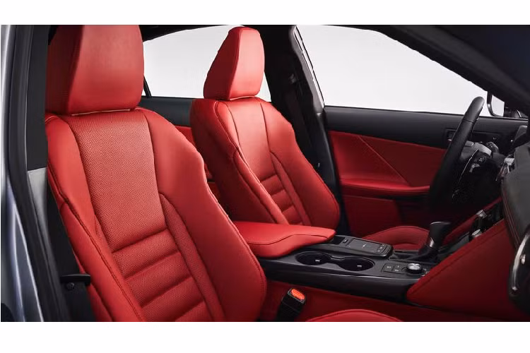 Bên cạnh đó, đèn pha của Lexus IS thế hệ mới cũng được đặt thấp hơn và có kích thước gia tăng. Chi tiết tách rời đèn pha của mẫu cũ đã được loại bỏ - với chùm chiếu sáng chính bên trên và dấu móc đèn LED ở dưới (cũ) - móc đèn LED giờ đây đã tích hợp trong cụm đèn mang đến một cái nhìn truyền thống hơn. Khách hàng cũng có thể đặt mua tùy chọn đèn pha LED ba chùm.