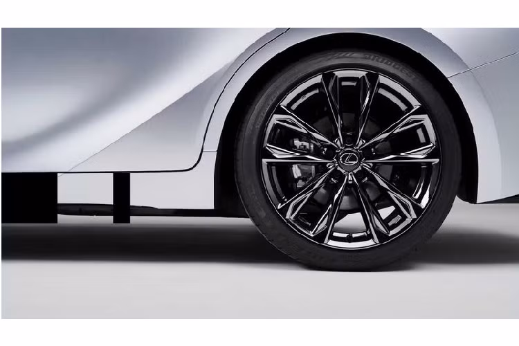 Góc ngang của chiếc sedan cao cấp cũng được điêu khắc mạnh mẽ hơn với đường vai cơ bắp kéo dài lên trên va vòng qua hốc bánh phía sau. Xe được trang bị bánh xe 18 inch tiêu chuẩn mới, đặc biệt, bản IS F Sport 2021 lần đầu tiên có tùy chọn mâm BBS 19 inch thể thao hơn.