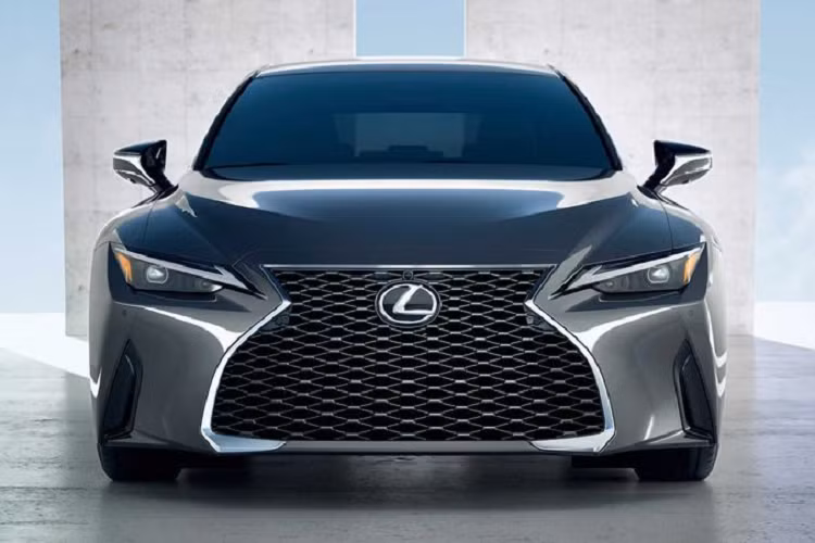 Trong khi đó, hệ thống kiểm soát hành trình thích ứng với chức năng Stop&amp;Go, đọc biển báo đường bộ và cảnh báo chệch làn đường với công nghệ tập trung làn đường đều là các tùy chọn mất phí. Hiện giá xe Lexus IS 2021 mới vẫn chưa được công bố, thời gian xe có mặt tại các đại lý cũng là một ẩn số.